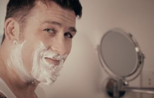 World’s First Pivoting Safety Razor Using Half DE Blades